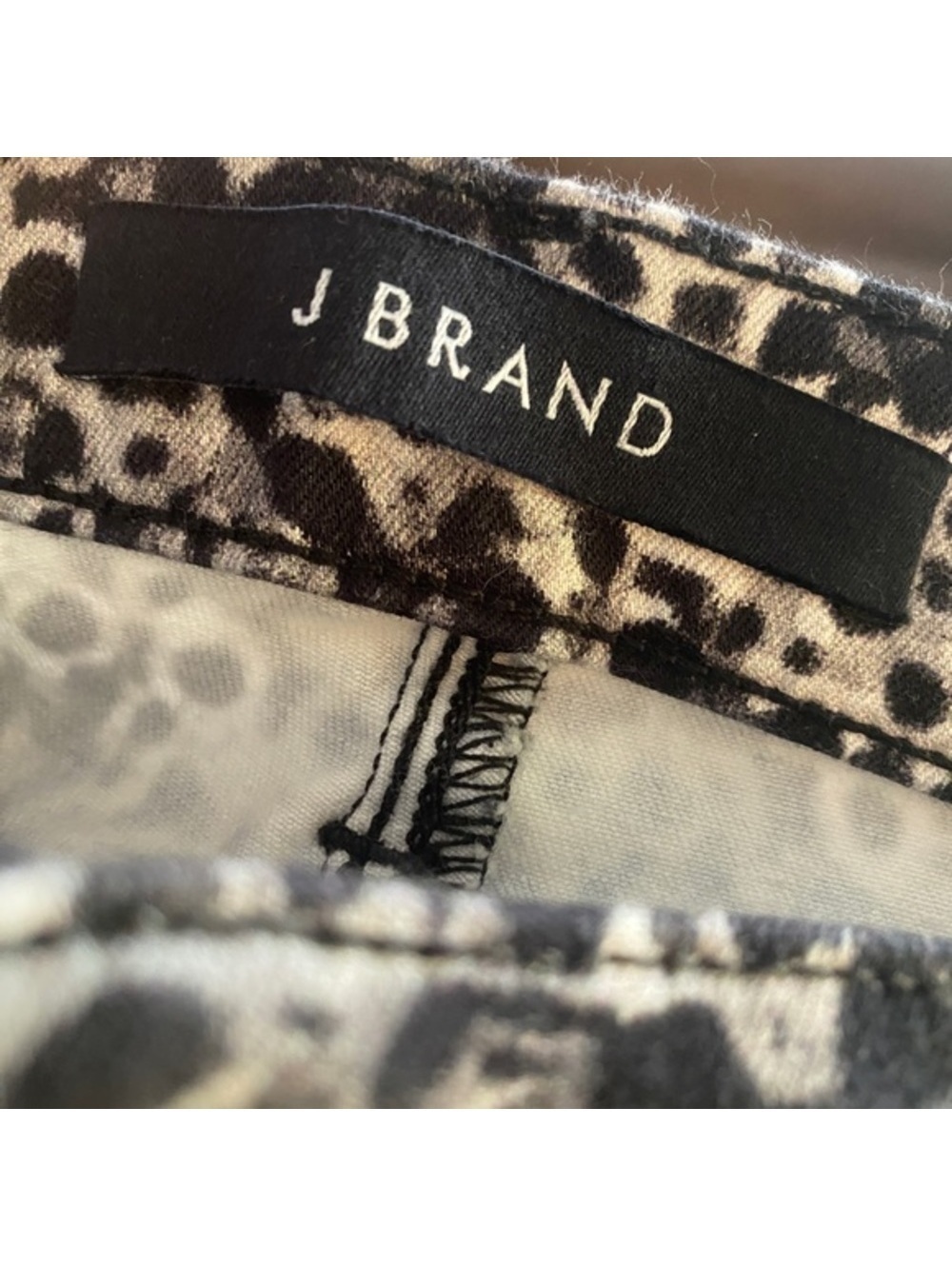 28 J Brand Printed Mid-Rise Cropped Capri Jeans in Elysium - Picture 8 of 15